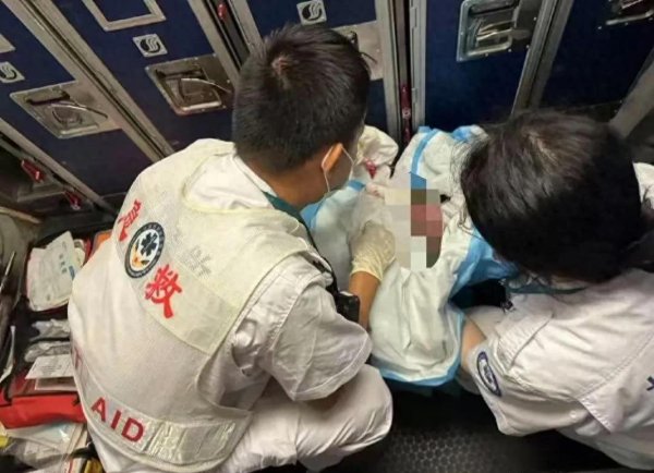 金铺子配资 16岁女孩飞机上生子，疑携带梅毒传染病，飞机座椅上仍能看到血迹