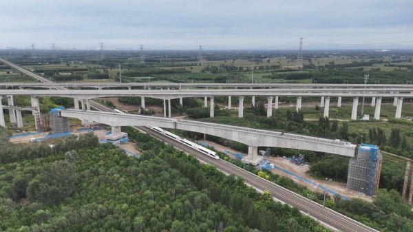 长宏网 雄商高铁雄安枢纽跨津保铁路转体桥成功转体